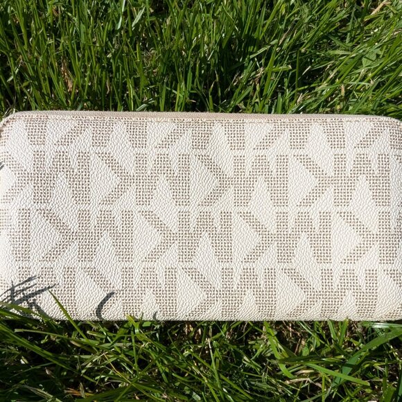 Michael Kors Wallet - Picture 2 of 3